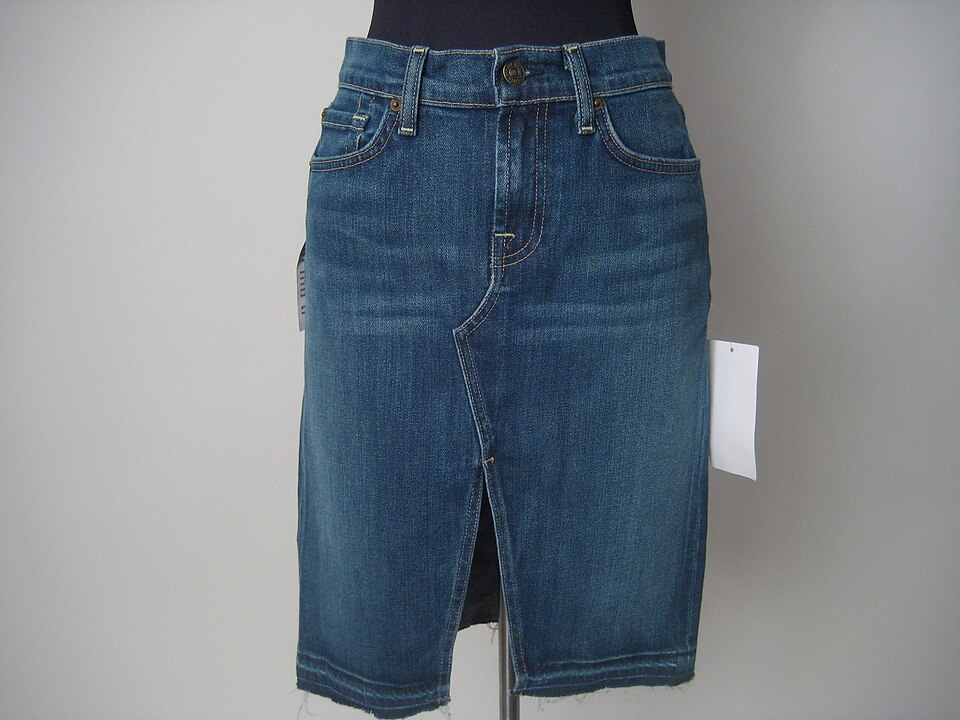 Saia jeans como referência visual dos anos 2000